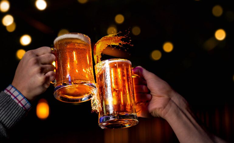 Two beer mugs clinking with splashes, celebrating wins in a beer-themed slot