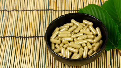 7-OH capsules with a background of kratom leaves
