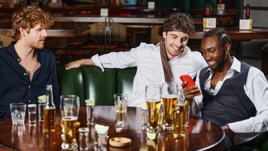 Beer lovers enjoying beer at a bar while playing at online casinos