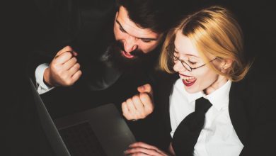 A couple is playing an online casino site like BetOnline