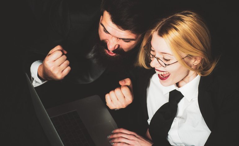 A couple is playing an online casino site like BetOnline