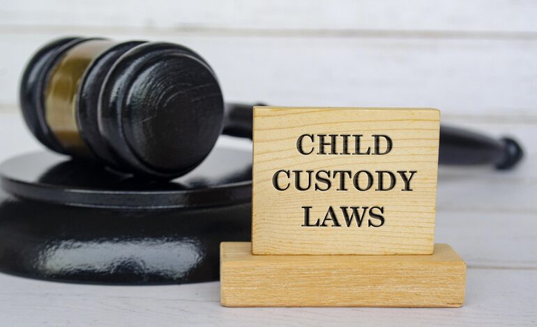 Judge’s gavel beside a wooden block labeled “Child Custody Laws,” illustrating custody laws in Oklahoma in a legal context.